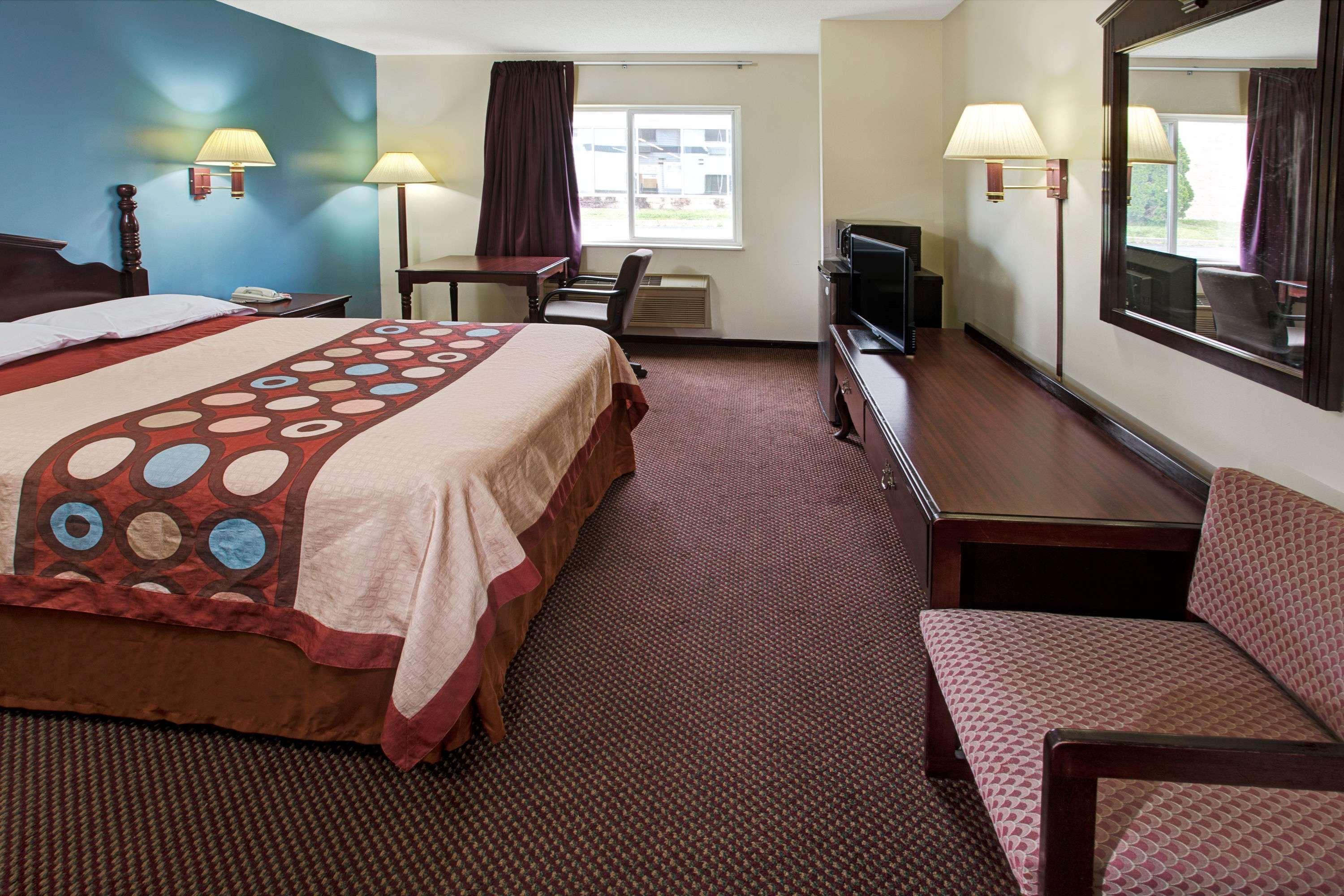 Super 8 By Wyndham Heath/Newark Hotel Exterior photo