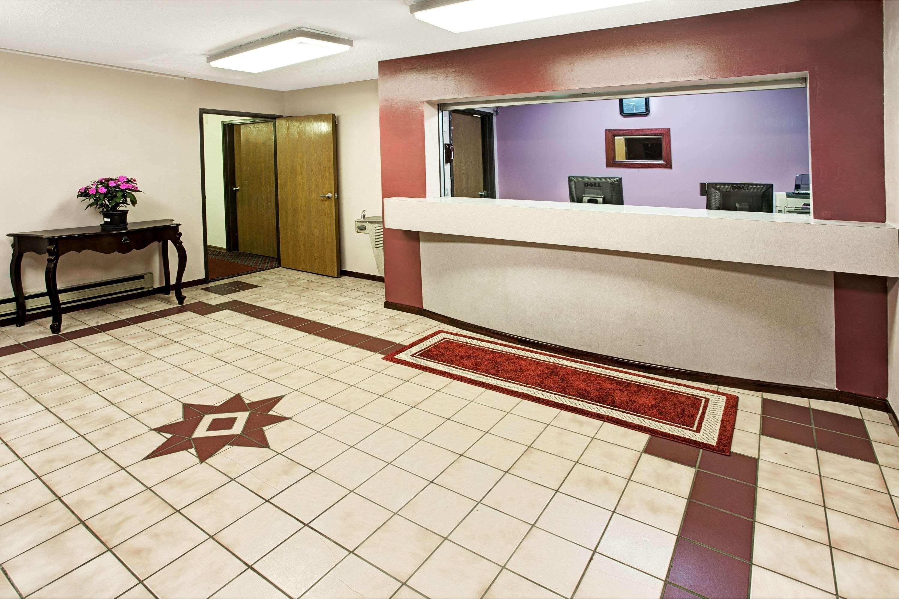 Super 8 By Wyndham Heath/Newark Hotel Exterior photo