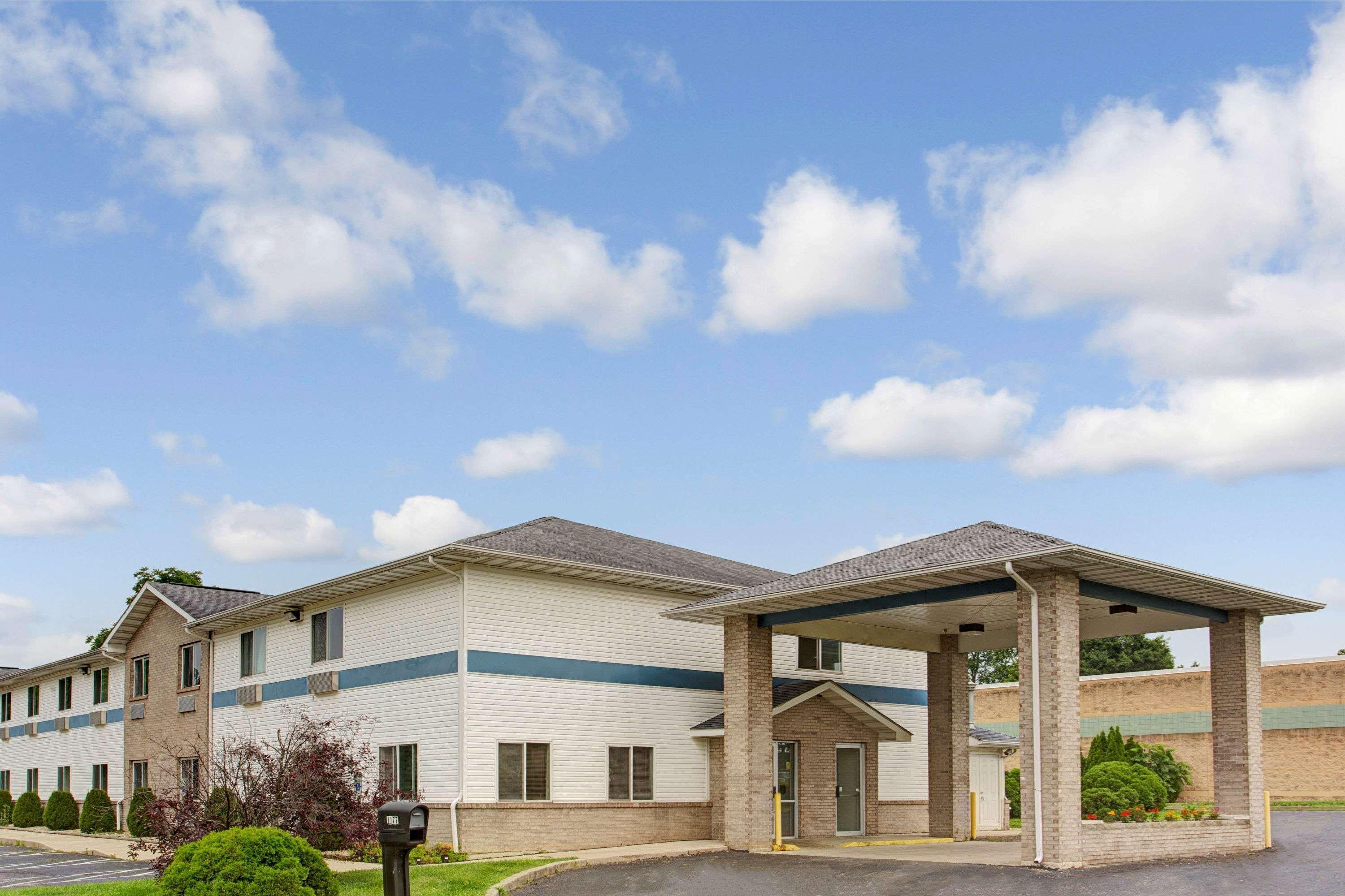 Super 8 By Wyndham Heath/Newark Hotel Exterior photo
